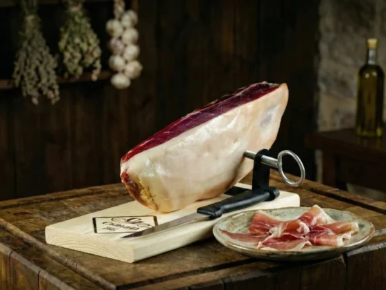 Duroc ham met standaard en mes