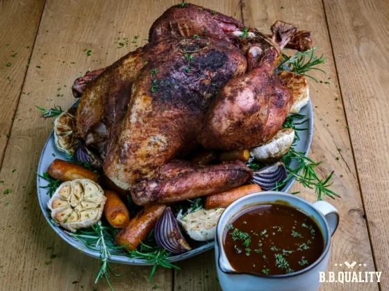 Perfect gebraden hele kalkoen op feestelijke kersttafel - Hoeveel vlees per persoon