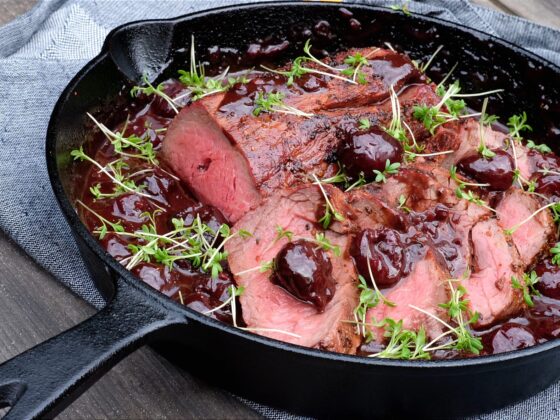 Hooi gerookt ossenhaas recept met kersen-chocoladesaus | BBQuality
